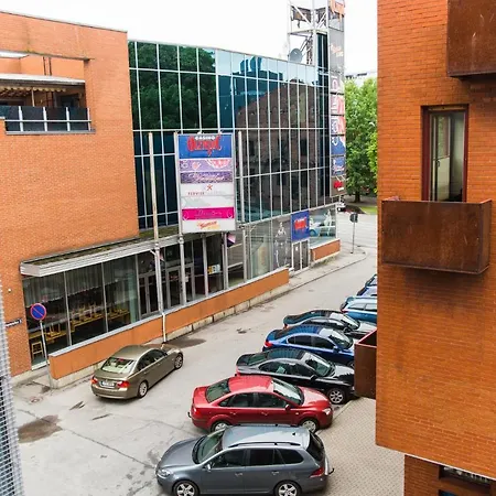 아파트 In The Center Of The *